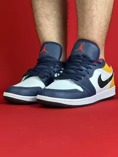 Air Jordan 1 Low branco atras amarelo frente azul logo preto sola branca NacionalS - comprar online