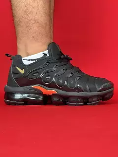 Nike Vapormax Plus preto com dourado nacional premium