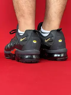 Nike Vapormax Plus preto com dourado nacional premium na internet