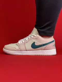 Air Jordan 1 Low Rose Com Bege e Logo Verde Nacional S