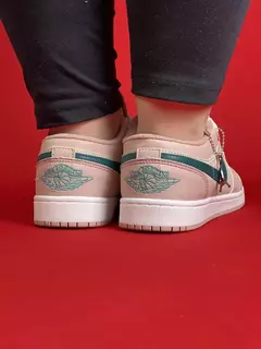 Air Jordan 1 Low Rose Com Bege e Logo Verde Nacional S na internet