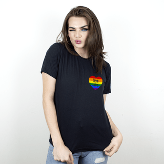 CAMISETA PRETA - LOVE IS LOVE