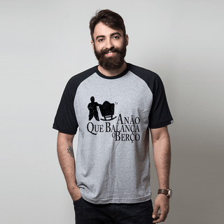 CAMISETA RAGLAN CINZA - ANÃO QUE BALANÇA O BERÇO