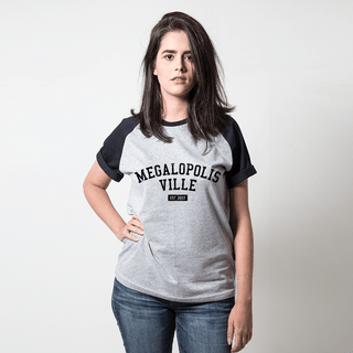 CAMISETA RAGLAN CINZA - MEGALOPOLISVILLE