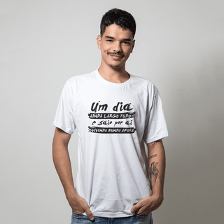 CAMISETA BRANCA - UM DIA AINDA LARGO TUDO