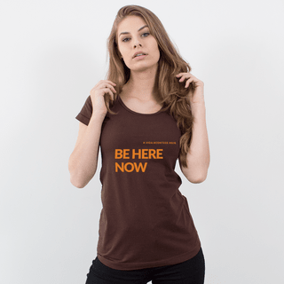 CAMISETA MARROM - BE HERE NOW