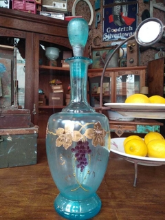 Antiguo Botellón de vino, licor, agua, de cristal color azul y hojas doradas