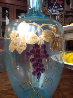 Antiguo Botellón de vino, licor, agua, de cristal color azul y hojas doradas en internet