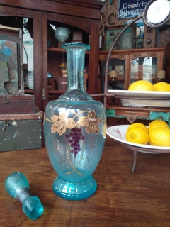 Antiguo Botellón de vino, licor, agua, de cristal color azul y hojas doradas - Un Viejo Almacén Antigüedades