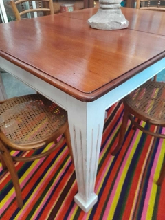 Imagen de Mesa Antigua con Patas Acanaladas.