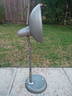 Lámpara de Mesa Estilo Industrial Giratoria y Regulable en internet