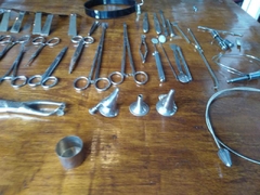 Instrumentos de cirugía y tijeras. ¡Valor por el conjunto! en internet
