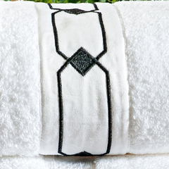 Coleção Berlluzi branco - Jogo de toalha de banho 5 peças - Jogo de toalha de banho branca com barrado bordado em preto na internet