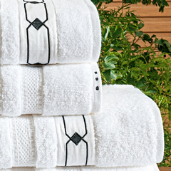 Coleção Berlluzi branco - Jogo de toalha de banho 5 peças - Jogo de toalha de banho branca com barrado bordado em preto - comprar online