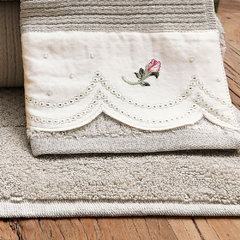Coleção essenza - Jogo de toalha de banho 5 peças - Jogo de toalha de banho cáqui com barrado palha bordado com rosas vermelhas - comprar online