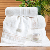 Coleção Évora - Jogo de toalha de banho 5 peças - Jogo de toalha de banho branca com barrado bordado salmão