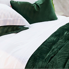 Coleção Fiermont - Jogo de cobre leito queen em veludo verde bordado + jogo de lençol bordado no percal 200 fios - 7 peças - LOJA VIRTUAL DA CASA ENXOVAIS DE LUXO - Loja para cama posta, mesa posta, banho e decoração