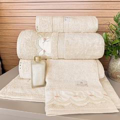 Coleção Florian - Jogo de toalha de banho 5 peças - Jogo de toalha de banho palha com barrado bordado com flores
