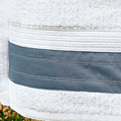 Coleção Galles - Jogo de toalha de banho 5 peças - Jogo de toalha de banho branca com barrado bordado azul petróleo - comprar online