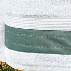 Coleção Galles - Jogo de toalha de banho 5 peças - Jogo de toalha de banho branca com barrado bordado verde - comprar online