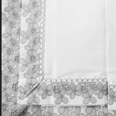 Jogo de lençol queen com bordado richelieu floral no percal 400 fios 100% algodão - Branco com bordado prata na internet