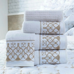 Coleção Luxo - Jogo de toalha de banho branca com barrado aplicado percal 400 fios bordado cáqui dourado 5 peças