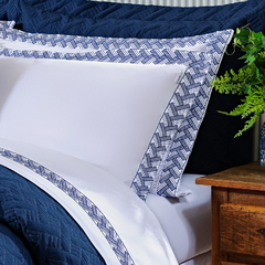 Jogo de lençol casal no percal 200 fios bordado - Jogo de lençol bordado branco e azul - comprar online