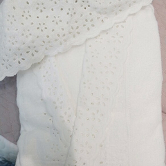Roupão Branco com gola aveludada rendada com design elegante e delicado em Fio Penteado 100% algodão - loja online