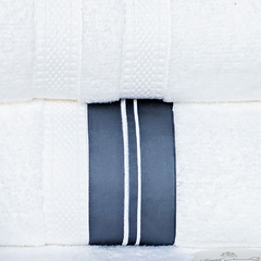 Coleção Senese enxoval em algodão egípcio - Jogo de toalha de banho branca com barrado bordado em percal 400 fios egípcios azul petróleo