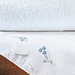 Coleção Verenna - Jogo de toalha de banho 5 peças - Jogo de toalha de banho branca com barrado bordado azul - comprar online