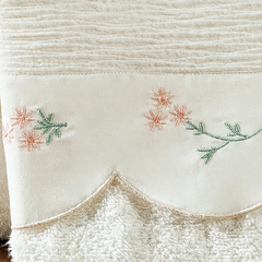 Coleção Verenna - Jogo de toalha de banho 5 peças - Jogo de toalha de banho palha com barrado bordado em verde e salmão na internet