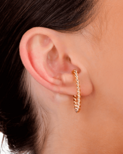 Brinco Piercing Ear Hook com Detalhes Dourado Banhado a Ouro 18k