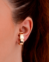 Brinco Ear Hook com Detalhes Geométricos Dourado Banhado a Ouro 18k