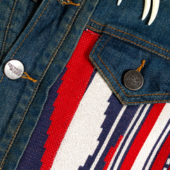 jaqueta jeans customizada com tricot e caveiras de metal