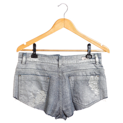 shorts jeans customizado com spikes de cristal