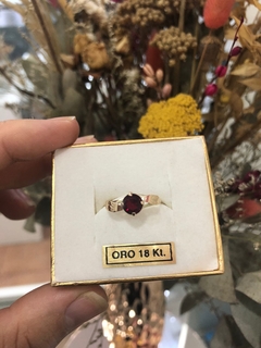 Anillo solitario de oro 18kts con cubic rojo