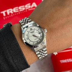 Reloj Tressa Date TR-125 Para Dama Malla Y Caja De Acero Sumergible Con Cuadrante Nacarado Blanco numeros romanos