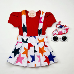 Conjunto infantil salopete vermelho estrelas colorido