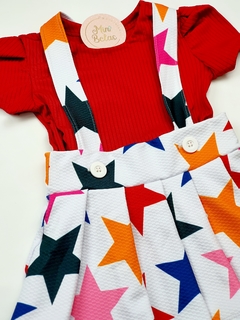 Conjunto infantil salopete vermelho estrelas colorido