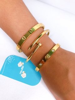 Bracelete Cartier Love dourado com strass na internet