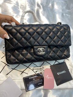 CHANEL 2.55 CLASSIC DOUBLE FLAP LAMBSKIN COM PRATEADO - loja online