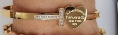 Bracelete Tiffany dourado com coração e strass - comprar online