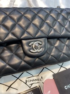 CHANEL 2.55 CLASSIC DOUBLE FLAP LAMBSKIN COM PRATEADO - pigmeu