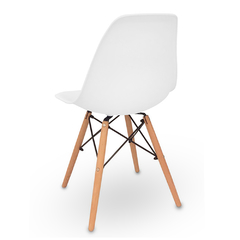 sillas blanca con patas de madera