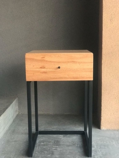 Mesa de luz Atelier - 1 Cajón - Paraíso lustrado Caramelo y estructura de hierro pintado Negro