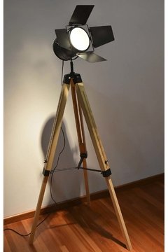 Lámpara de pie color negro con trípode tipo estudio de cine