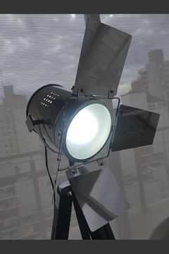 Lámpara de pie trípode tipo estudio de cine en internet