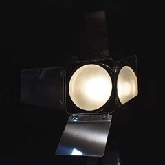Lámpara de mesa trípode tipo cine negro y plata - tienda online