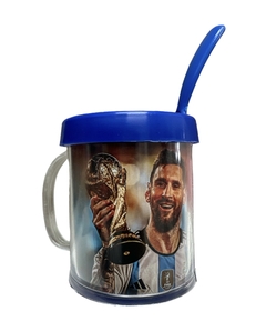 Taza De Plástico C/ Cucharita Messi Mostrando La Copa