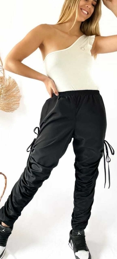 PANTALON PARACHUTE CON TIRAS en internet